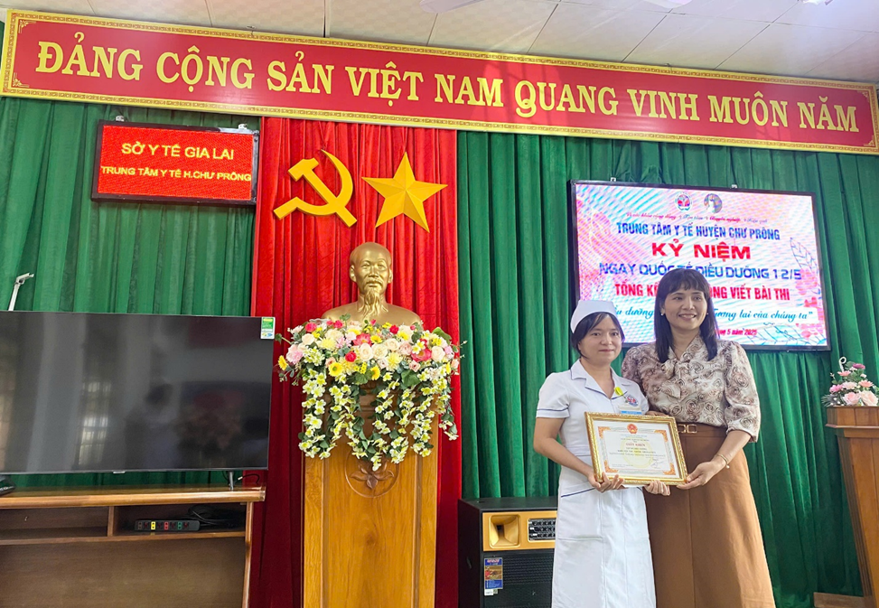 Bs. Huỳnh Thị Kim Trang - Phó giám đốc Trung tâm Y tế huyện trao Giải nhì cho đại diện Tập thể Khoa Nội - Nhi - Nhiễm - Y học cổ truyền và Phục hồi chức năng
